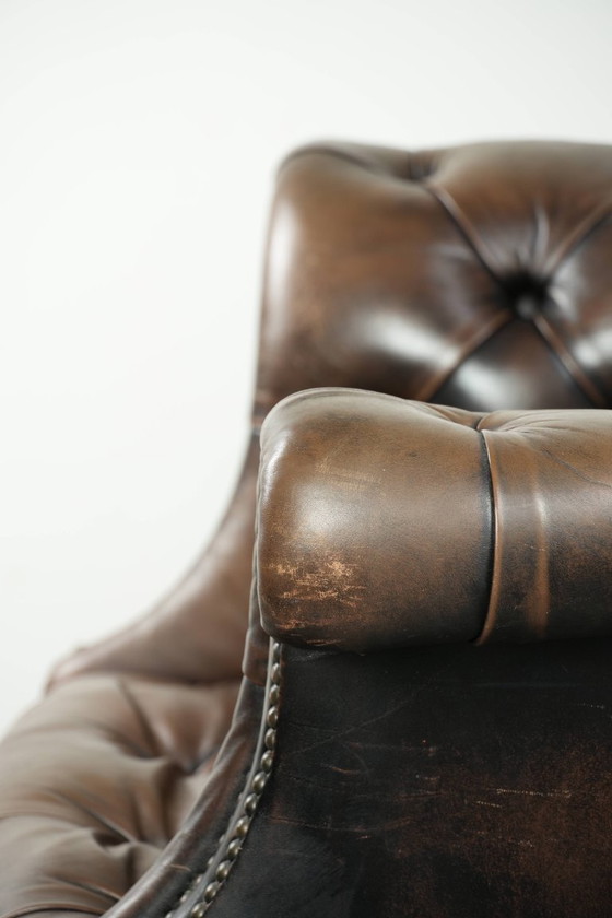 Image 1 of Grote bruine rundleren vintage chesterfield bureaustoel in hoogte verstelbaar en draaibaar op wieltjes met siernagels 