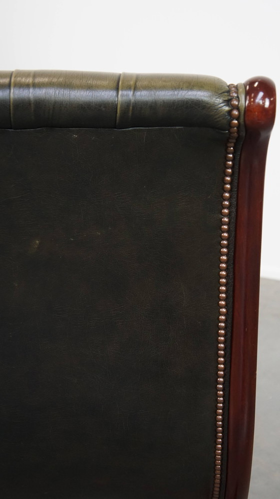 Image 1 of Poltrona Chesterfield inglese in pelle di mucca verde con legno