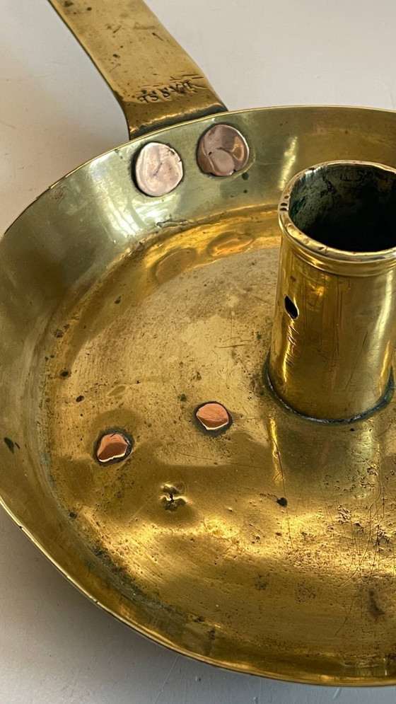 Image 1 of Antiker, niedriger Kerzenleuchter aus massivem Messing