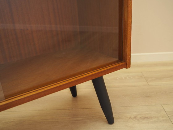 Vitrina danesa con puertas correderas de cristal, chapa de caoba, década de 1970. – Wood (photo 15 of 15)