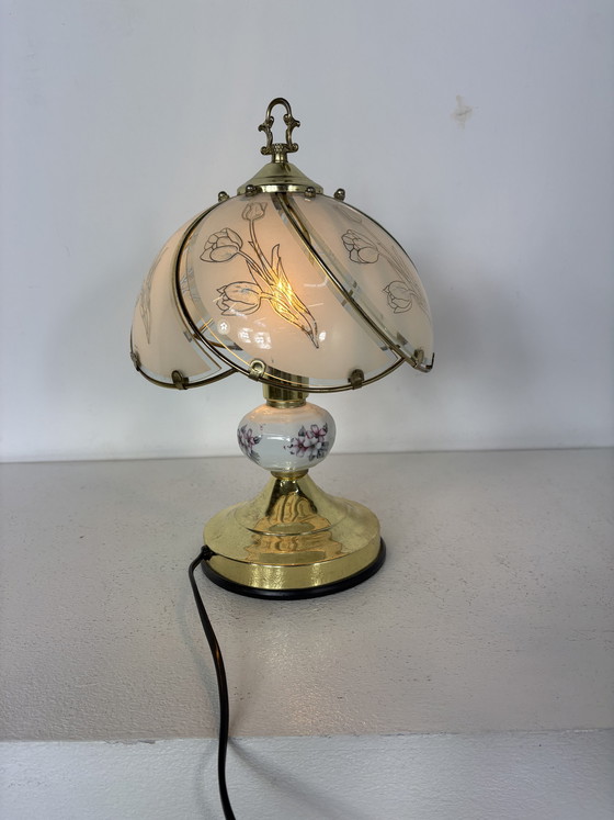 Image 1 of Vintage Hollywood Regency table lamp – brass, porcelain with flowers and etched frosted glass – with touch control on the base