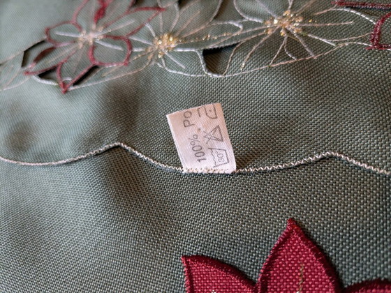 Image 1 of Quadratische Vintage Weihnachts-Tischdecke – Grün mit roten Weihnachtsblüten, ca. 87x87 cm