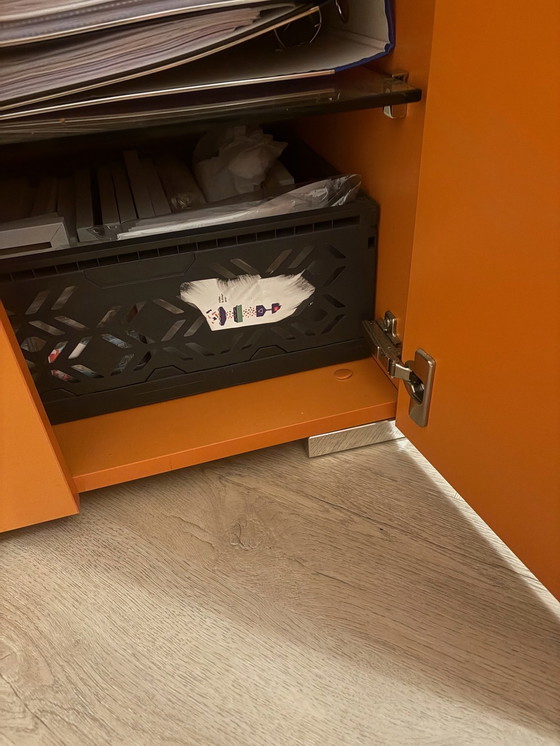 Image 1 of Orangefarbener Glasschrank / Büroschrank - Trendhopper