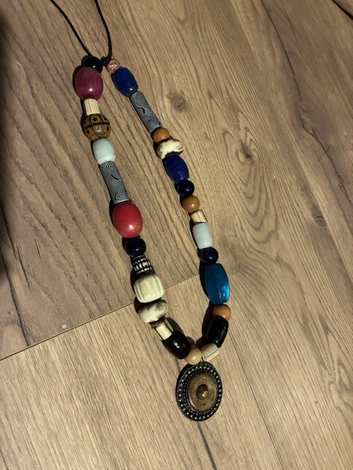 Neue Halskette aus alten Perlen und Ornamenten, 66 cm