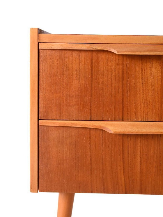 Image 1 of Nachtkastje in Scandinavisch teak uit 1950 met poten in messing