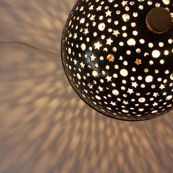 Image 1 of Lampe de table Saturn française des années 1950 en aluminium ajouré et laiton