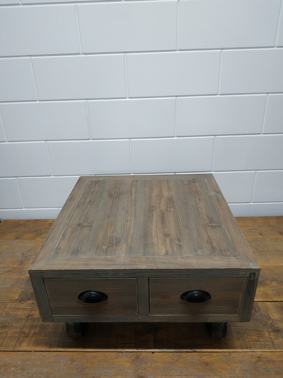 Image 1 of Table basse mobile industrielle ou table basse végétale avec 4 tiroirs