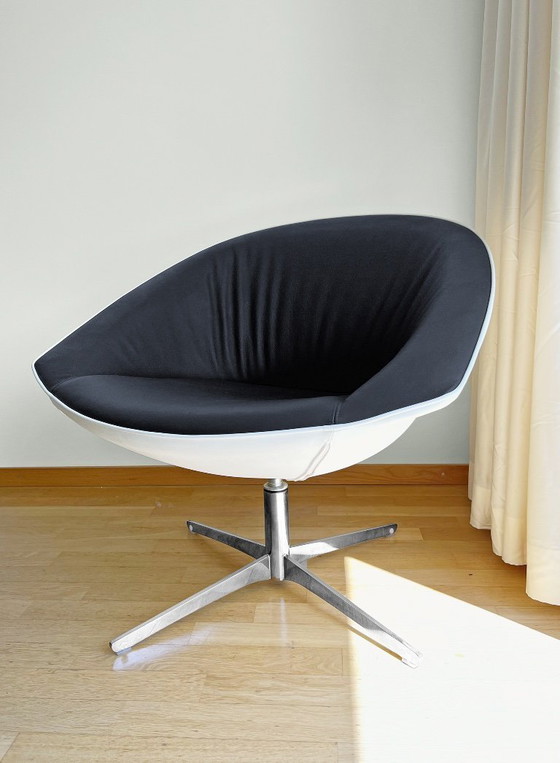 Fauteuil lounge pivotant design Kastel Krokus, cuir noir et crème, chrome – Leather (photo 2 of 7)