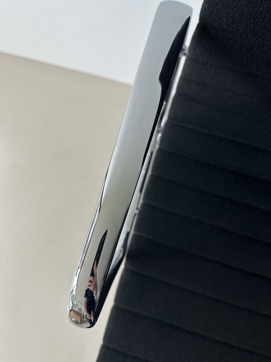 Image 1 of Silla de reunión giratoria Vitra EA108