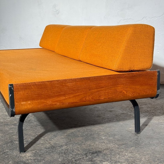 Ariadne Teakhouten Daybed van Friso Kramer voor Auping, jaren 1960 – 3-5 zitsbanken, polished steel (photo 8 of 16)