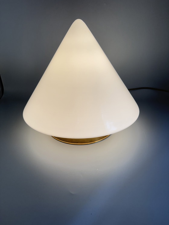 Image 1 of Plafonnier avec abat-jour conique en verre et monture en laiton