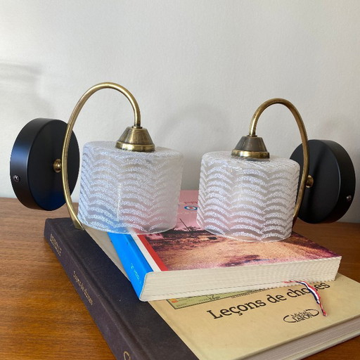 Coppia di applique da parete a collo d'oca in ottone con paralumi a tulipano in vetro bianco rigato