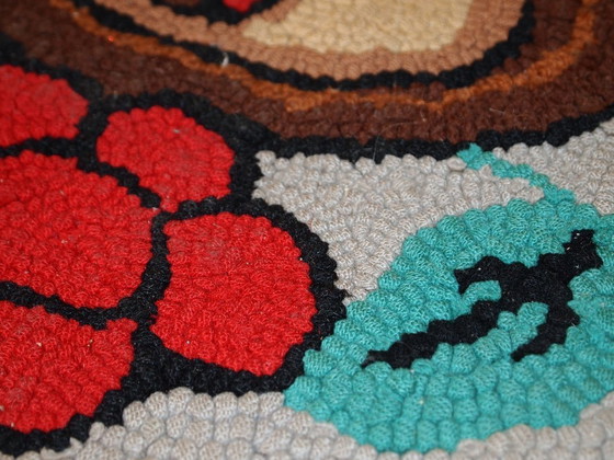 Image 1 of Handgemaakt antiek Amerikaans gehaakt tapijt 2,2' x 4,4' (67 cm x 135 cm) jaren 1930 - 1C341