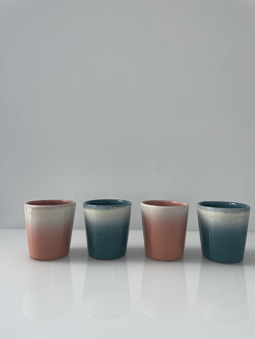 Set aus 4 rustikalen Bechern in Pastellrosa, Creme und Blau