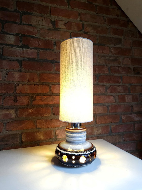 Image 1 of Vintage keramieken tafellamp; retro aardewerken lampenvoet van Herda met nieuwe handgemaakte lampenkap, west germany, fat lava t