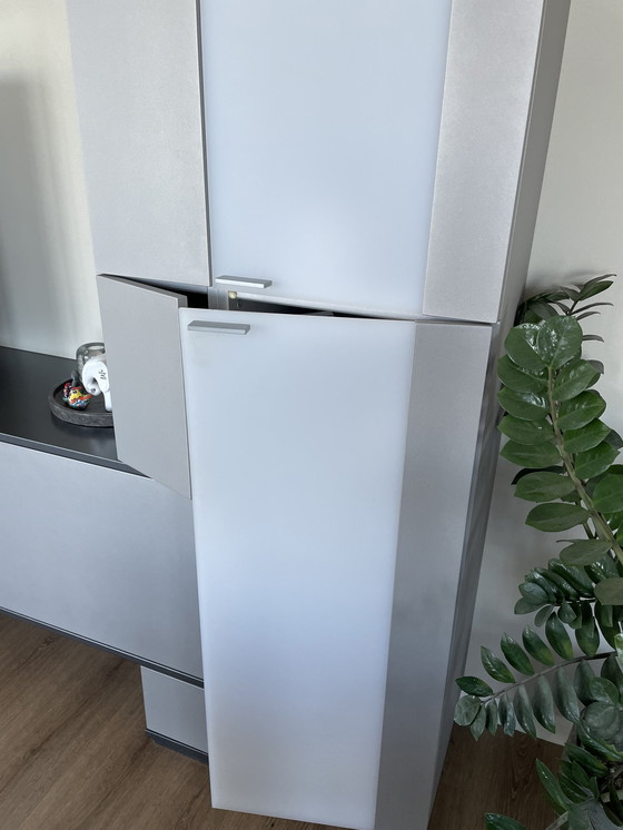 Image 1 of Armoire murale Interstar composée de 3 éléments bas (2 armoires et 1 tiroir large) et de 2 armoires hautes