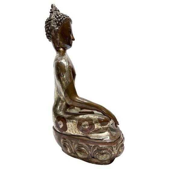 Raro Buda Shakyamuni de Patan – Túnica floral grabada a mano, c. 1920 – Esculturas, Bronze (photo 3 of 10)