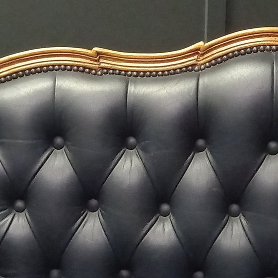 Image 1 of Irresistibile divano Chesterfield vittoriano a due posti in blu navy: un vero colpo d'occhio!