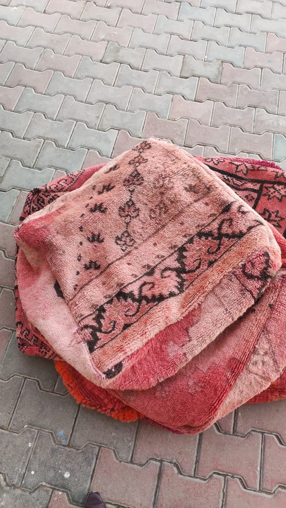 Image 1 of Handgemaakte poefs van vintage Marokkaanse tapijten – €120 per stuk