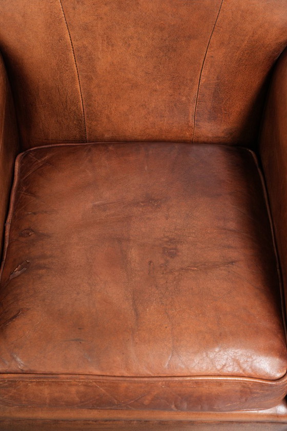 Comfortabele vintage schapenleren armchair afgewerkt met siernagels – Fauteuils, Leather, Klassiek (photo 6 of 12)