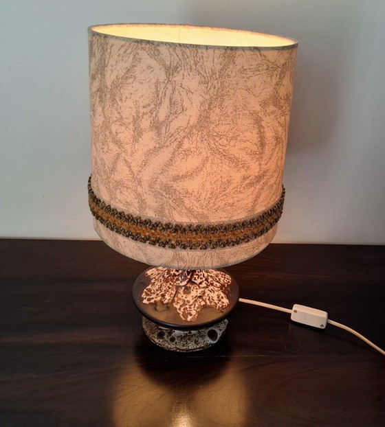 Image 1 of Duitse keramische tafellamp met originele stoffen kap jaren 60/70