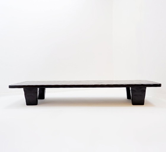 Image 1 of Großer Couchtisch aus schwarzem, gehämmertem Holz