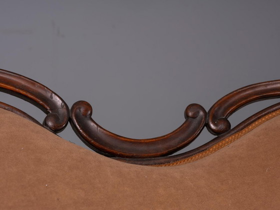 Divano vintage in legno intagliato con struttura decorativa e rivestimento marrone, 175 × 114 × 80 cm (photo 11 of 12)