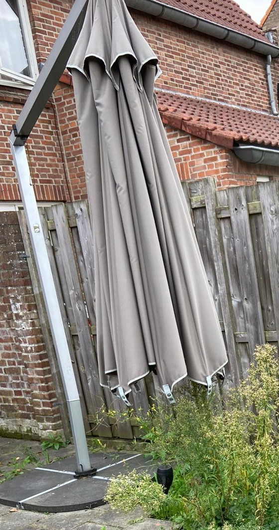Image 1 of India  zilver alu taupe kleurige verstelbare zweefparasol met zware voet