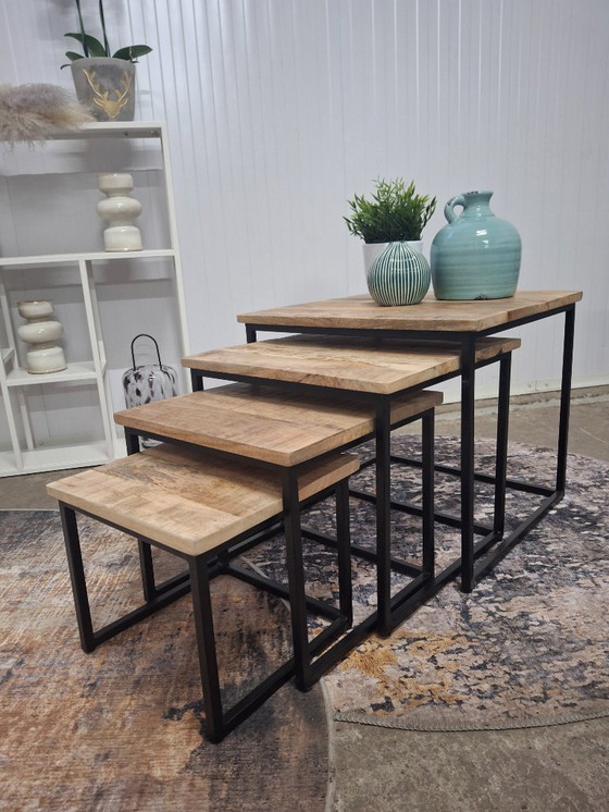 Image 1 of Ensemble de 4 tables basses en bois de manguier et métal, neuves