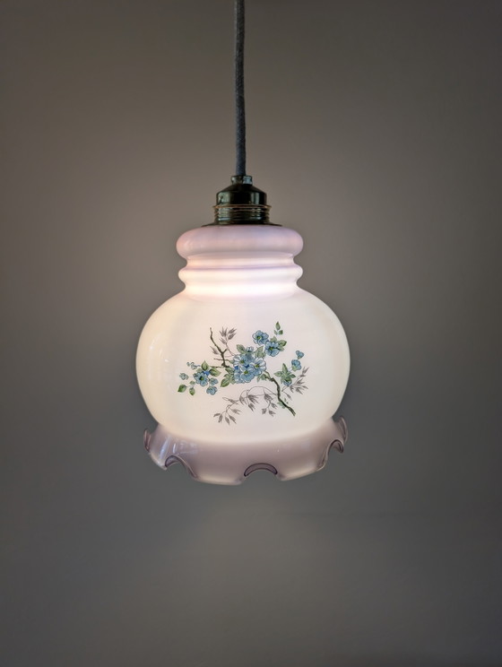 Image 1 of Lampada a sospensione in vetro opalino bianco e viola con motivo floreale