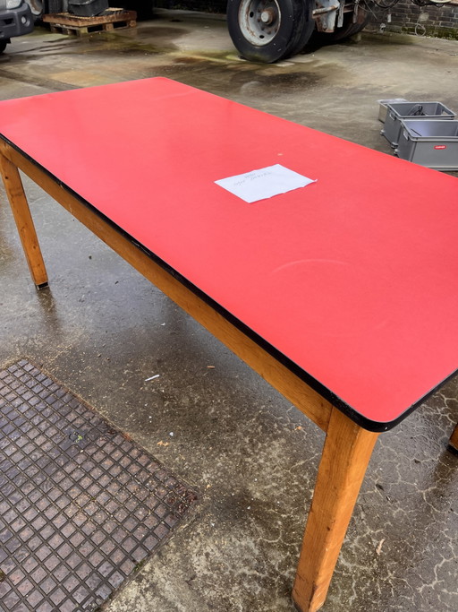 Mesa de fórmica roja
