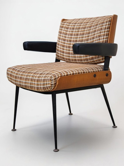 Marcom 704 Moderne buisvormige fauteuil, jaren 60. Toegeschreven aan Alain Richard. Thermogevormd houten frame, schuimvulling.