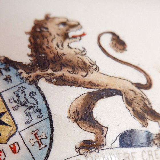 Image 1 of Grote wijnkaraf versierd met de wapenschilden van koning Willem III en de koningin