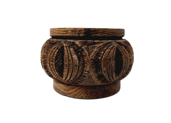 Image 1 of Petit bol primitif sculpté en bois
