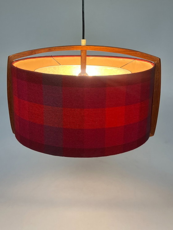 Image 1 of Lampada a sospensione vintage in teak con paralume a quadri rossi, Scandinavia anni '60