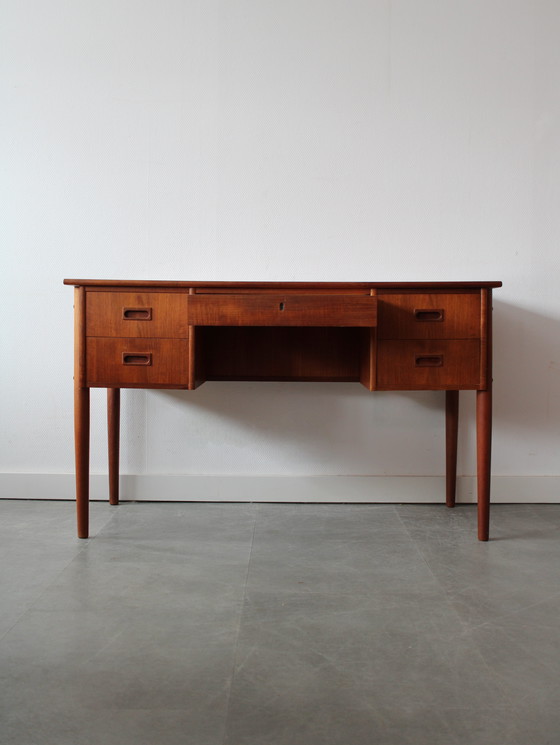 Image 1 of Vintage Deens vrijstaand bureau in teak
