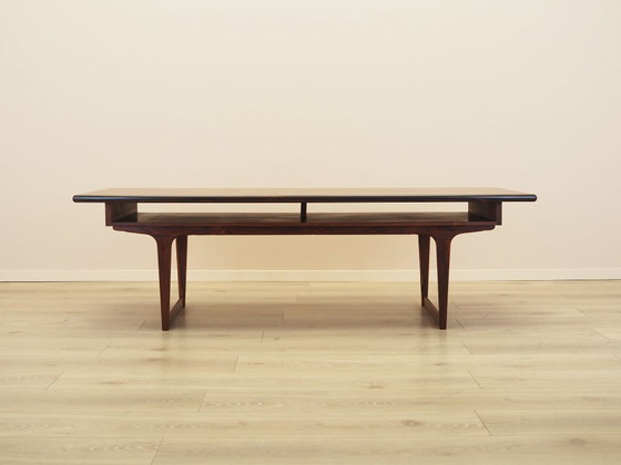 Mesa de centro danesa de palisandro con estante, diseño moderno escandinavo de la década de 1960. (photo 3 of 12)