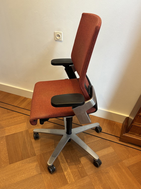 Silla de oficina de diseño Wilkhahn – Tela roja y aluminio – Sillas de oficina, Aluminium (photo 5 of 6)