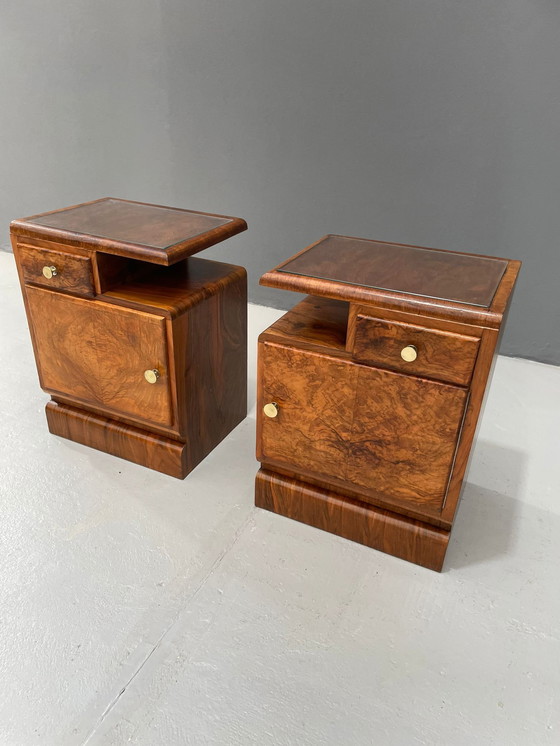 Image 1 of Tables de chevet Art Déco rénovées des années 1930 - Paire de tables de nuit tchécoslovaques en placage de noyer