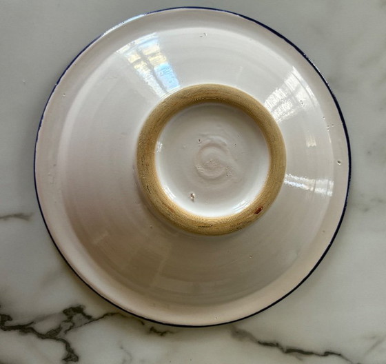 Image 1 of Plato de servir de terracota procedente de Nabeul, Túnez.