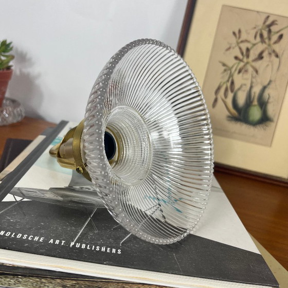 Applique a collo di cigno in ottone con tulipano in vetro striato tipo Holophane rosone in ceramica – Glass (photo 5 of 9)