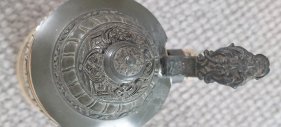 Boccale da birra tedesco vintage con coperchio in peltro – Modello 375 (1/4 di litro) – Oggetti decorativi (photo 7 of 9)