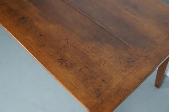 Image 1 of Antiker französischer rustikaler Bauernhaus-Esstisch aus Kirschholz aus dem frühen 20. Jahrhundert