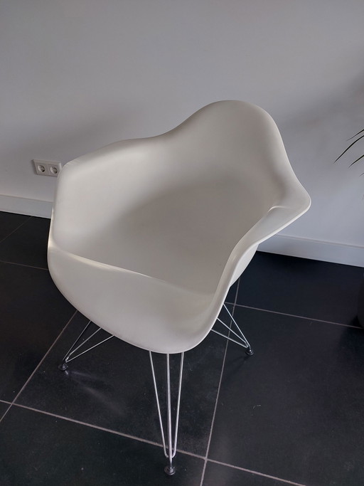 10x Vitra chairs white