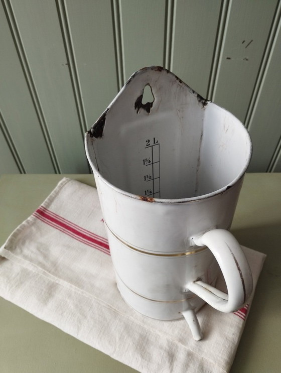 Image 1 of Antieke, wit geëmailleerde metalen klysma-pot/fontein met gouden rand.