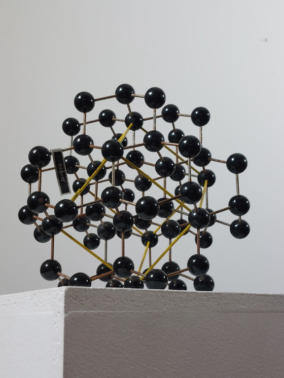 Image 1 of Ancien modèle structural, outil pédagogique de chimie, atomes, République tchèque, diamant