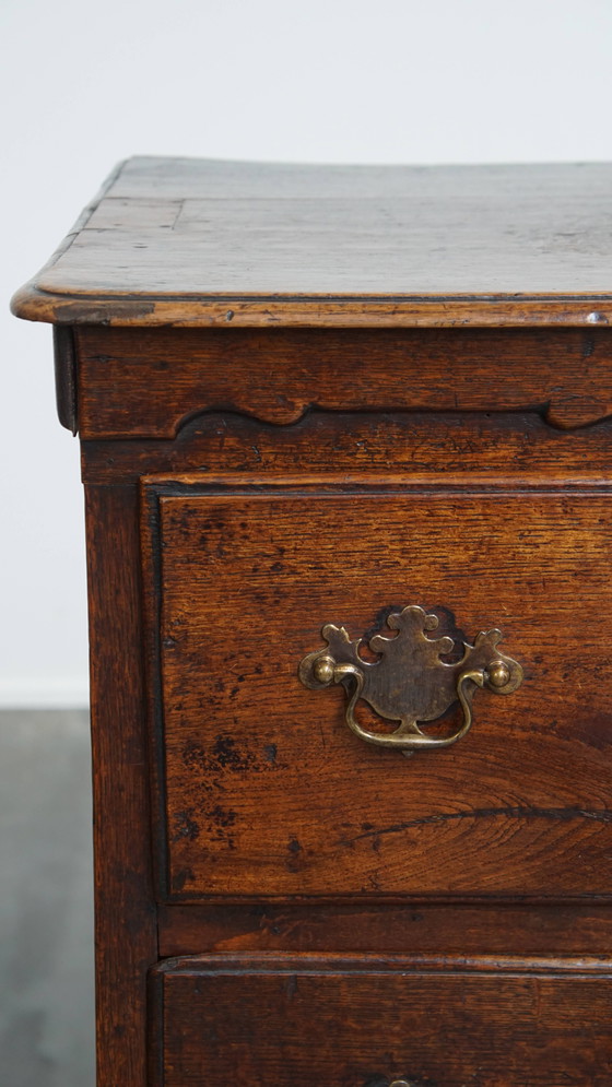 Image 1 of Ancienne commode anglaise du 18ème siècle à 5 tiroirs
