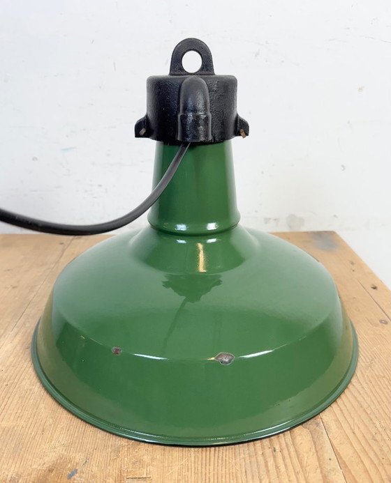 Image 1 of Industriële groene emaille fabriekshanglamp, jaren 60