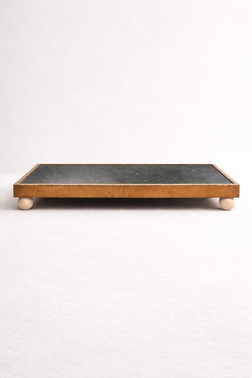 Minimalistischer Tisch aus Holz und Granit