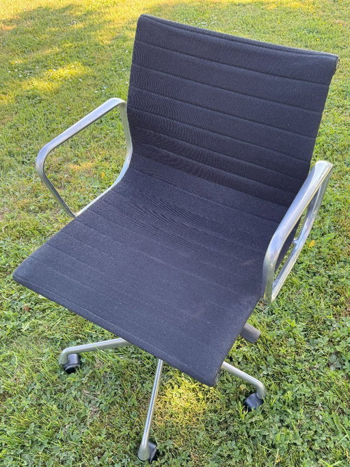 Vitra Eames EA 117 Zwart Hopsak bureaustoel
